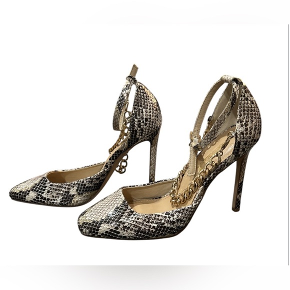 Shoe Dazzle Faux Snake 4” heels with a gold chain detail. Size 7.5, EUC - Picture 3 of 5
